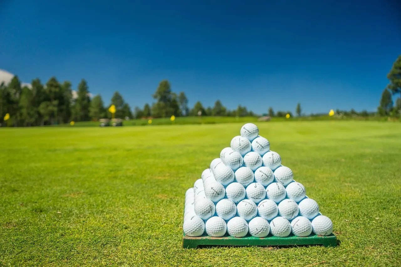 Pyramide af golfbolde på golfbane